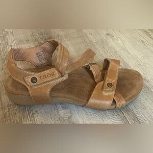 Taos Footwear Universe Sandal made w/buttery leather